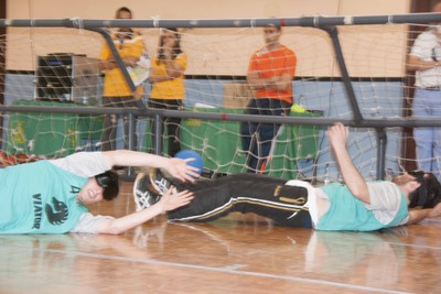 Jóvenes con antifaz disputando uno de los partidos del Campeonato
