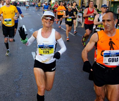 La atleta, siempre al lado de su guía, saluda durante la Maratón de Londres