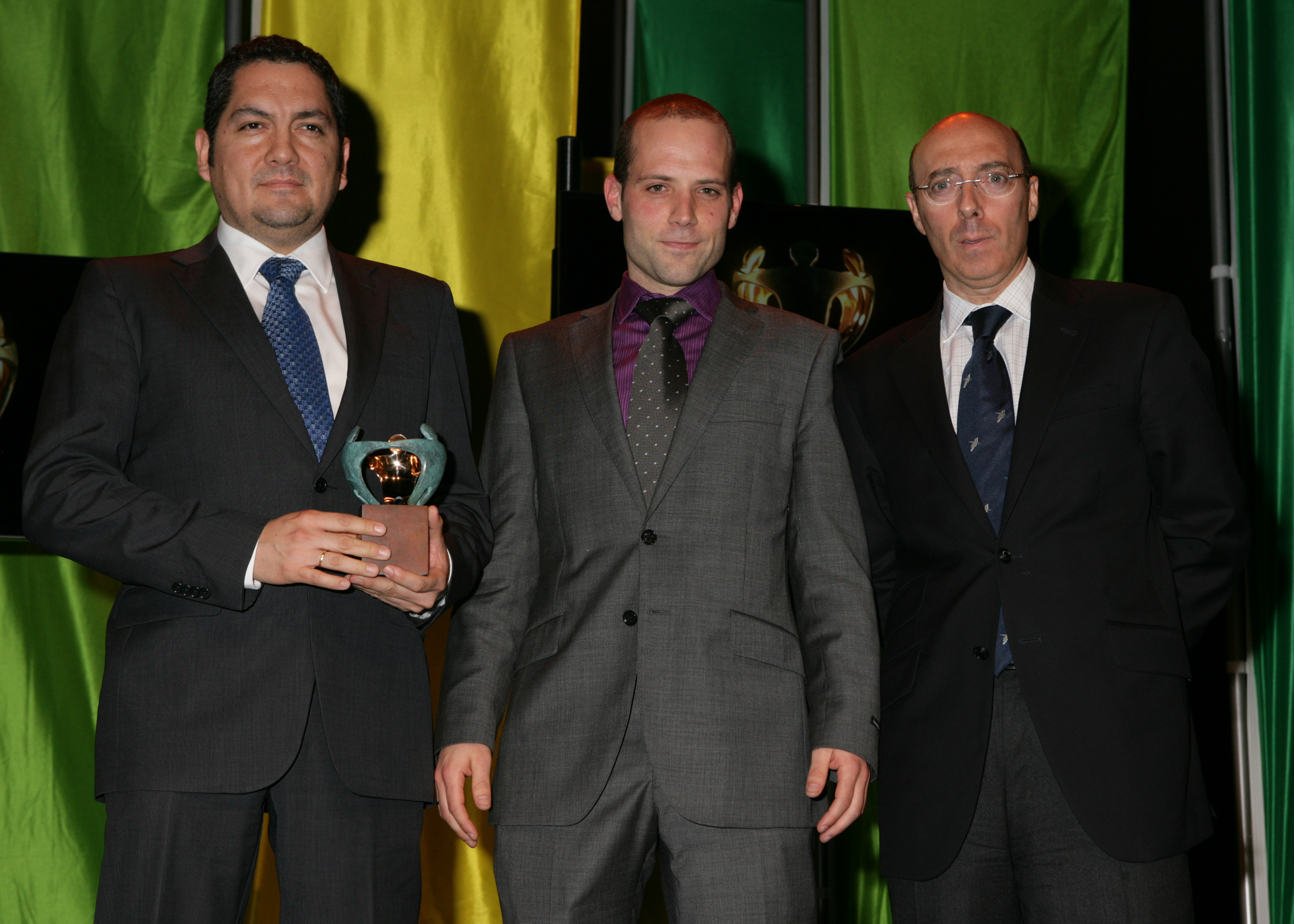 Julio Álvarez y Unai Extremo, de Virtualware, junto a Carlos Urquijo
