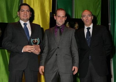 Julio Álvarez y Unai Extremo, de Virtualware, junto a Carlos Urquijo