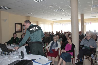 Presentación por la Guardia Civil del ‘Plan Mayor Seguridad’ en la residencia Personalia de Maranchón