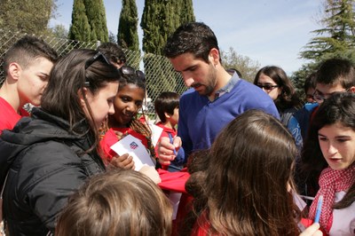 Raúl firmando autógrafos a los jóvenes del CRE madrileño