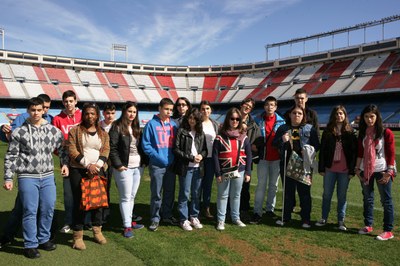 Todo el grupo de jóvenes en el césped del "Vicente Calderón"