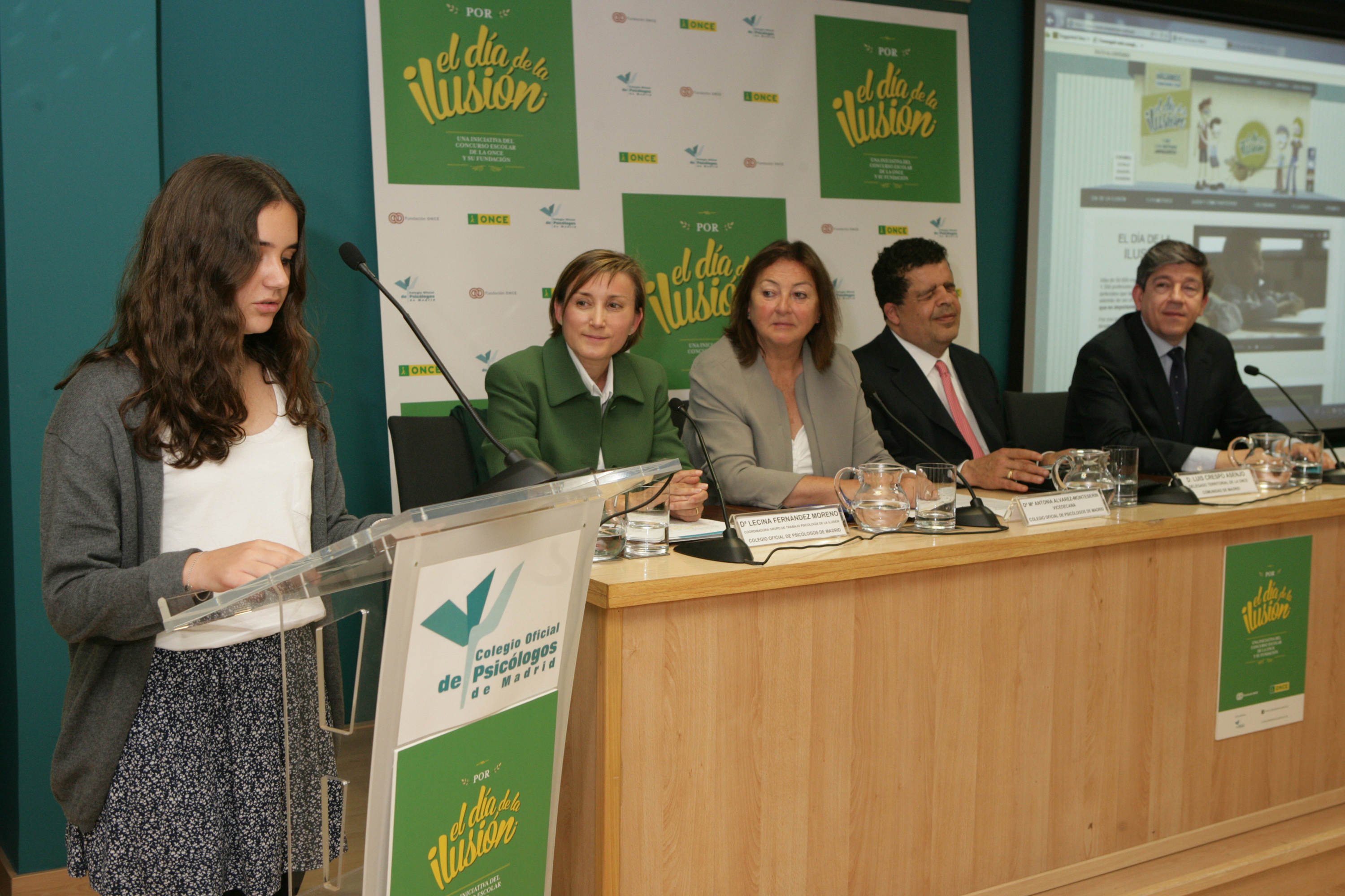 Una de las jóvenes partipantes en el acto madrileño, junto a (de izquierda a derecha de la mesa) Lecina Fernández, Mª Antonia Álvarez-Monteserín, Luis Crespo y Antonio Mayor
