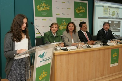 Una de las jóvenes partipantes en el acto madrileño, junto a (de izquierda a derecha de la mesa) Lecina Fernández, Mª Antonia Álvarez-Monteserín, Luis Crespo y Antonio Mayor