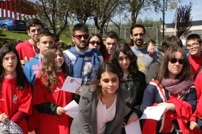 Villa y Juanfran posan con los chavales del CRE
