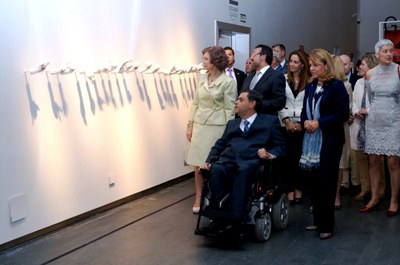 La reina durante la visita a la exposición, acompañada, en primera linea, por Jesús Hernández, Susana Camarero, y Miguel Carballeda