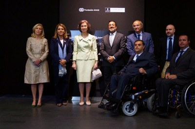 La reina (en el centro) flanqueda por Susana Camarero (a la izquierda) y Miguel Carballeda (derecha) y otras personalidades invitadas.