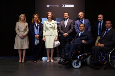 La reina (en el centro) flanqueda por Susana Camarero (a la izquierda) y Miguel Carballeda (derecha) y otras personalidades invitadas.