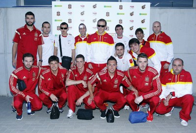Nuestros jugadores con varios integrantes de La Roja