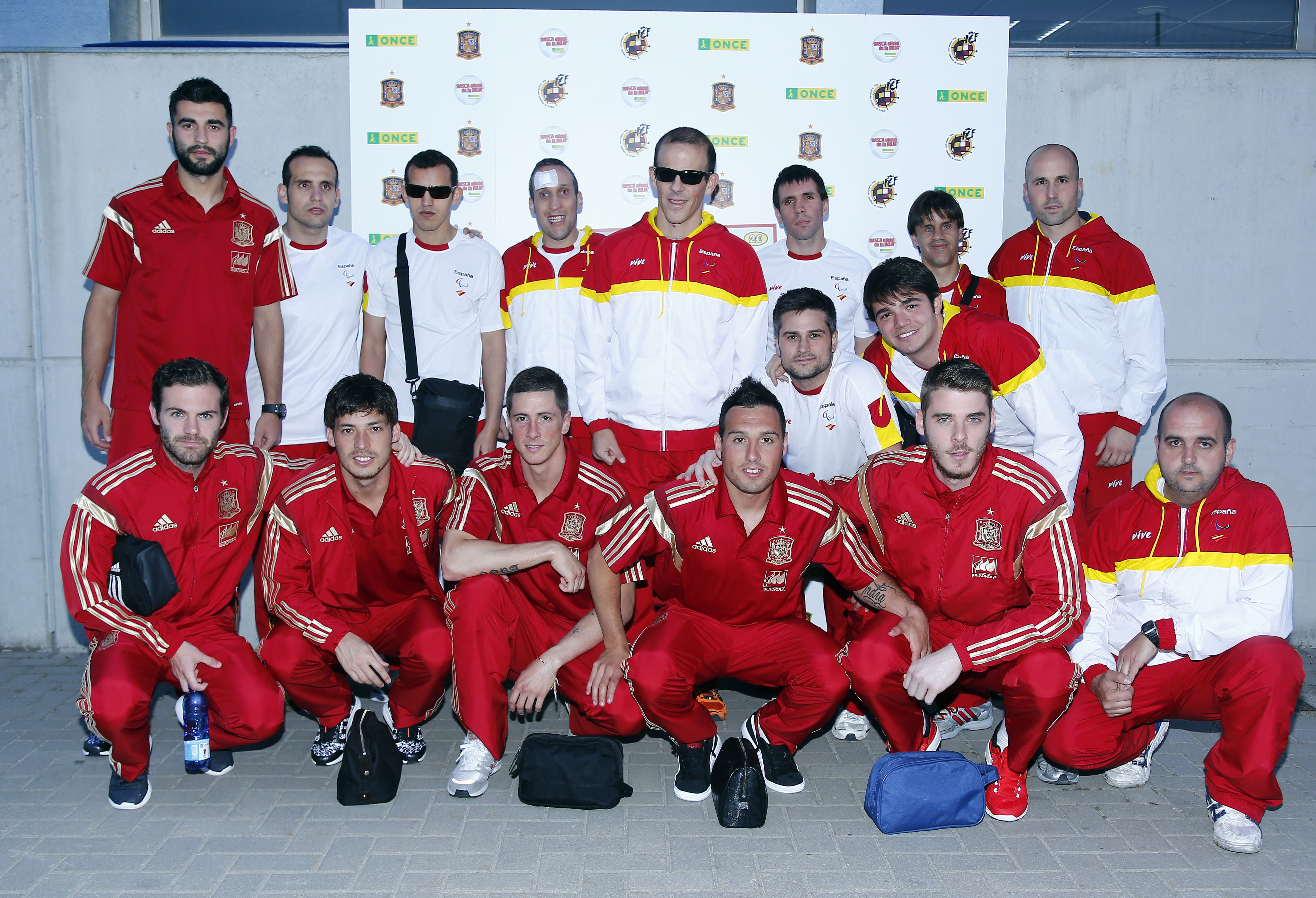 Nuestros jugadores con varios integrantes de La Roja
