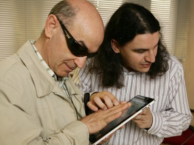 Usarios ciegos manejando una tablet