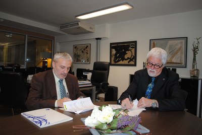 Xavier Grau y Josep Vilajoana rubricando el convenio