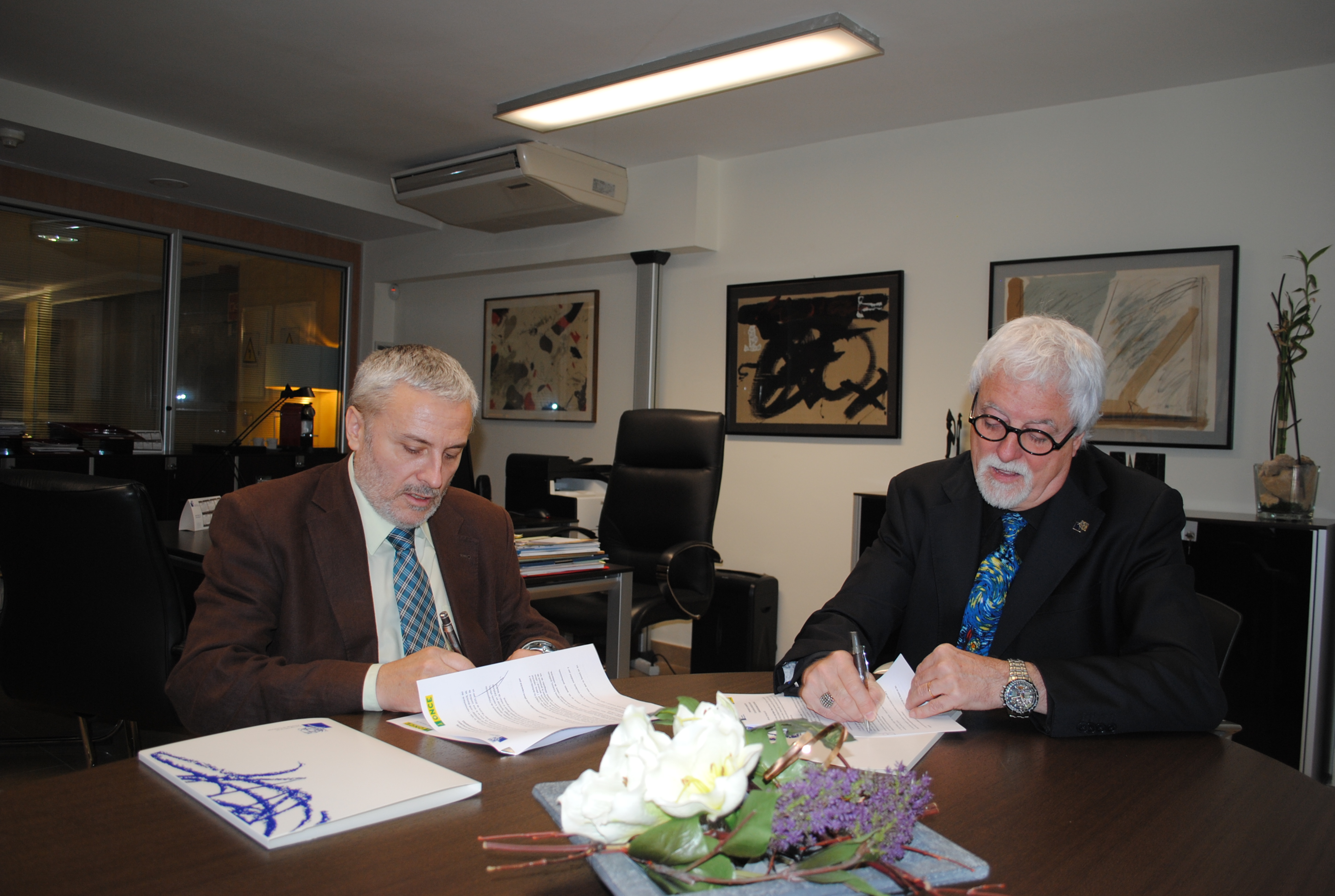 Xavier Grau (izquierda) y Josep Vilajoana rubricando el convenio