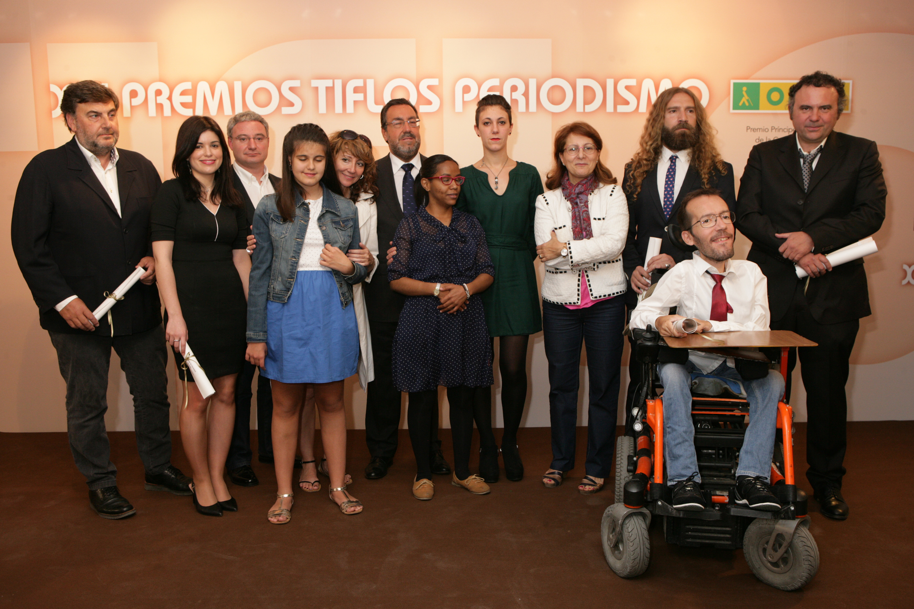 Foto de familia de los Premios Tiflos  de Periodismo, junto a Miguel Carballeda (en el centro) y Elsa González.