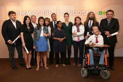 Foto de familia de los Premios Tiflos  de Periodismo, junto a Miguel Carballeda (en el centro) y Elsa González.
