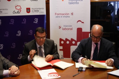 Martinez Donoso y el alcalde Miguel Ángel García rubricando el convenio