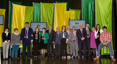 Todos los ganadores de la Rioja sobre el escenario, junto a Teresa Palahí (cuarta por la izquierda)