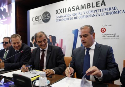 Luciano Poyatos (derecha) y Juan Antonio Pedreño (a su lado) firmando el convenio