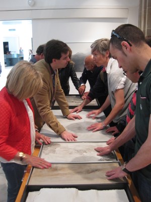 Visitantes afiliados junto a los artistas José A. Menéndez y Nina Grønn tocando las obras en el Museo Barjola