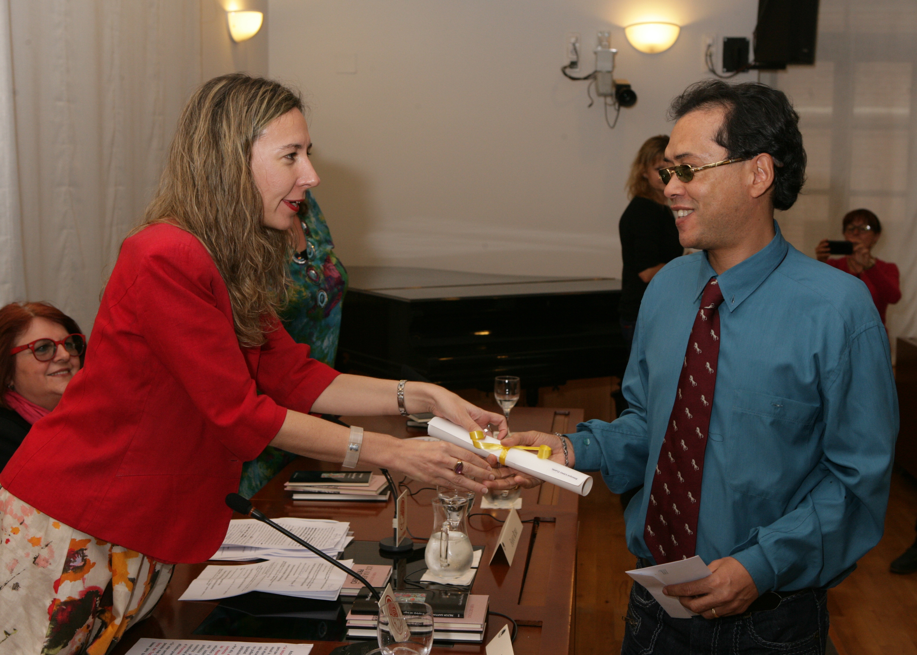 Patricia Sanz entrega el premio a Enrique López Clavel