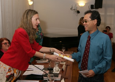 Patricia Sanz entrega el premio a Enrique López Clavel