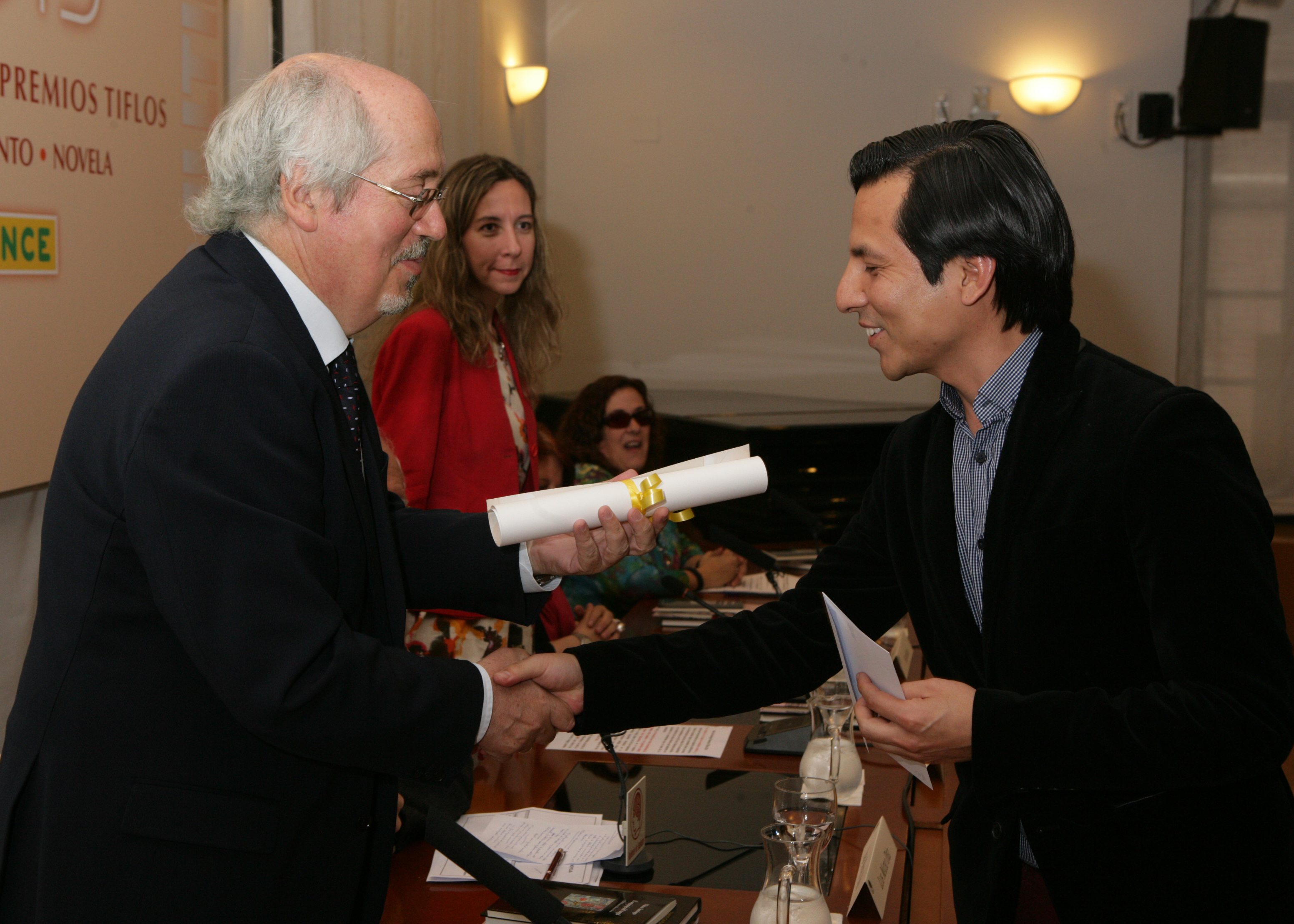 El escritor Ángel Luis Prieto de Paula entrega el premio Tiflos de Poesía a Nilton Santiago