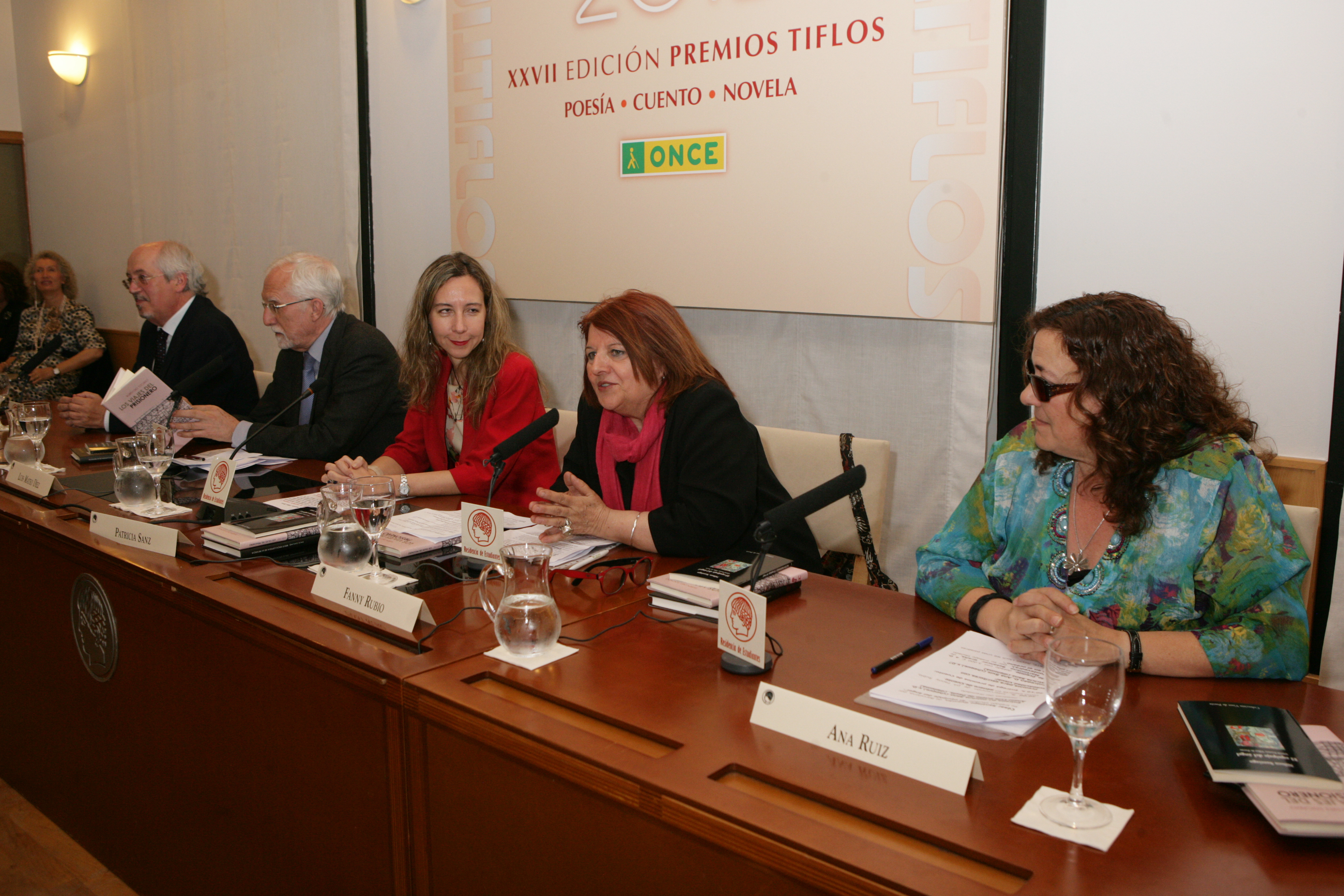 (De izquierda a derecha) Mesa de presentación de los premios Tiflos con Ángel Lusi Prieto de Paula, Luis Mateo Díez, Patricia Sanz, Fanny Rubio y Ana Ruiz