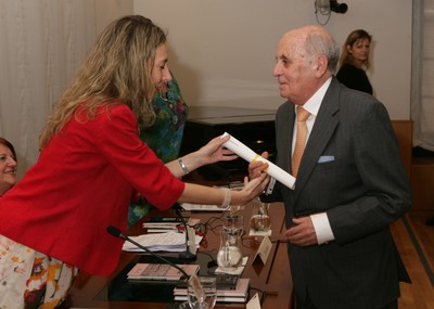 El sevillano Emilio Durán recoge su premio de manos de Patricia Sanz