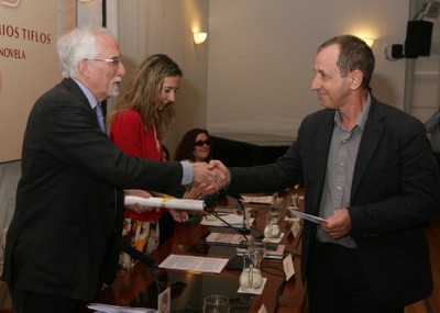 Luis Mateo estrecha la mano de Emilio Gavilanes para entregarle el premio