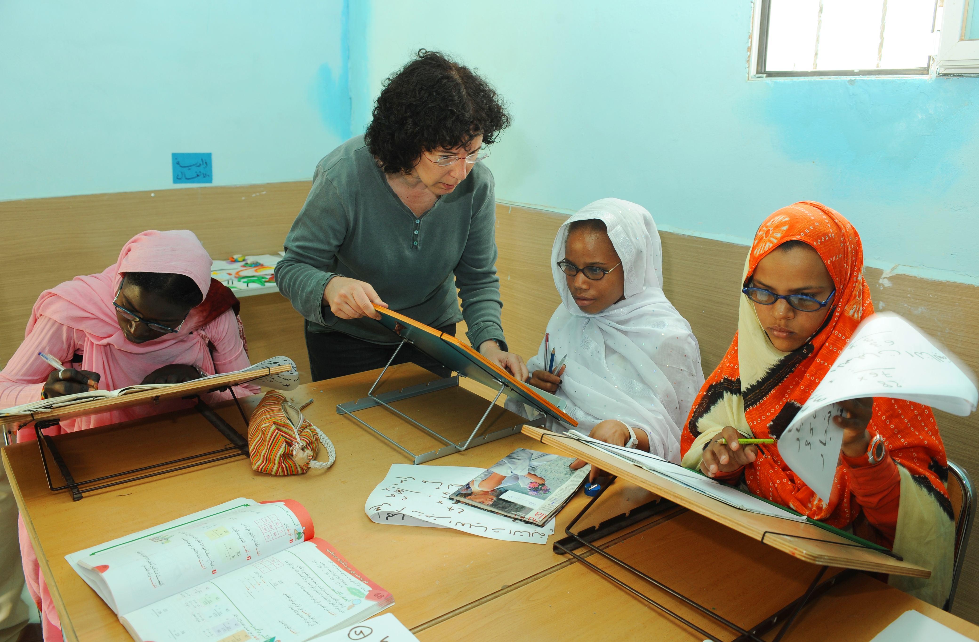 Josefina Miret atendiendo a alumnas en una de las escuelas saharauis