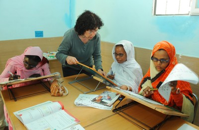 Josefina Miret atendiendo a alumnas en una de las escuelas saharauis