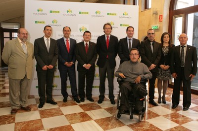 Galardonados con Premios Solidarios ONCE de Cantabria, junto a Ángel Sánchez (cuarto por la izquierda)