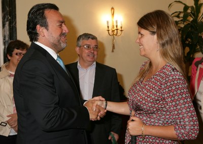 Miguel Carballeda (izquierda) saluda a Ana Sofía Antunes a su llegada al Consejo General de la ONCE. En el centro, Augusto Hortas, tesorero de ACAPO.
