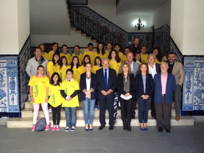 Escolares de Castilla La Mancha el dia de la Plantada acompañados por los profesores y responsables institucionales