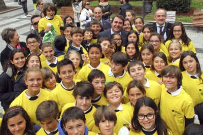 Escolares gallegos listos para la plantada