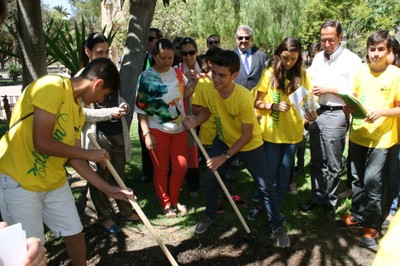 Plantada de los alumnos de Murcia en los Jardines del Paseo del Malecón 
