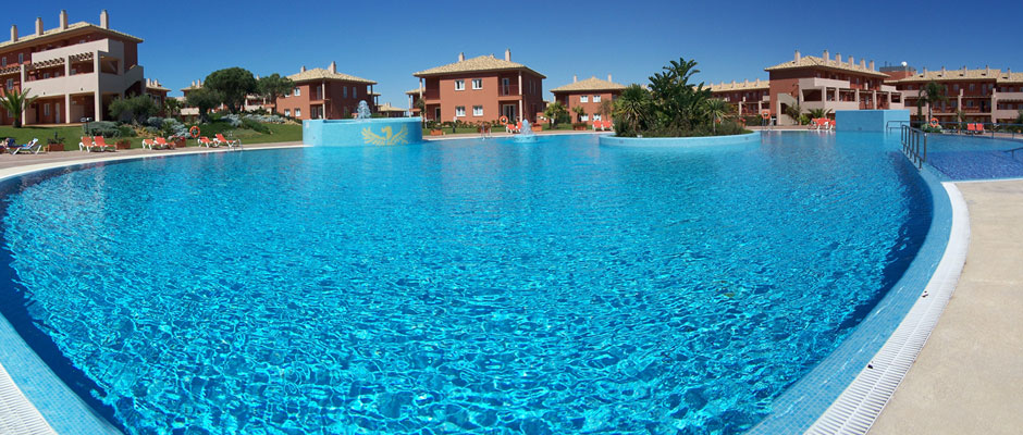 Vista desde la piscina del Apartahotel Confortel Santi Petri