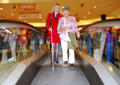 Voluntaria y afiliada en un centro comercial