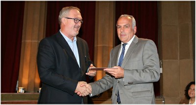 Pedro Buesa recogiendo el diploma