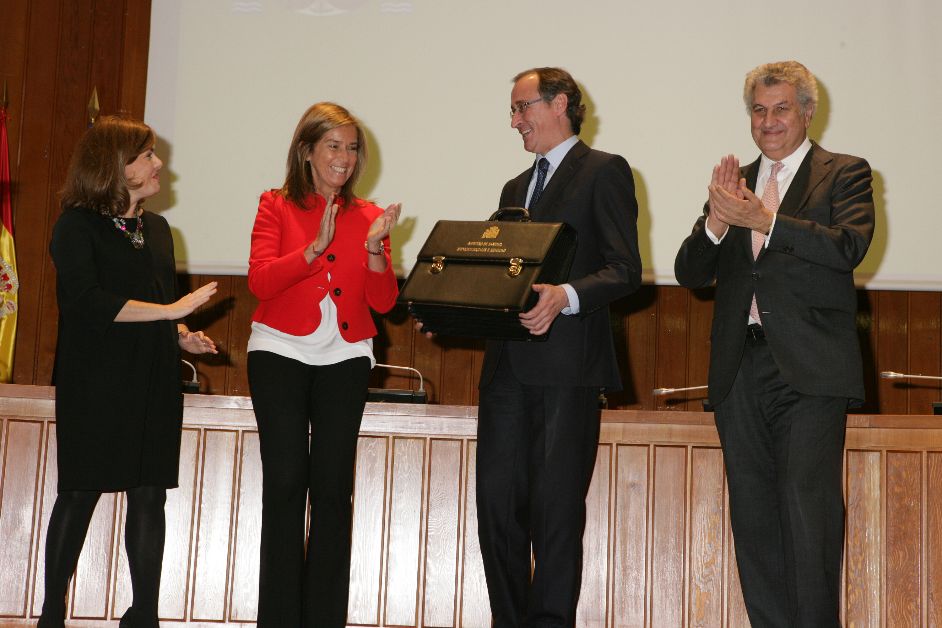 El nuevo ministro Álvaro Alonso toma su cartera de manos de Ana Mato, en presencia de la vicepresidenta Sáenz de Santamaría y del presidente del Congreso, Jesús Posada