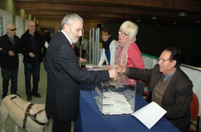 El delegado territorial de la ONCE en Cataluña, Xavier Grau, votando en la sede de Barcelona