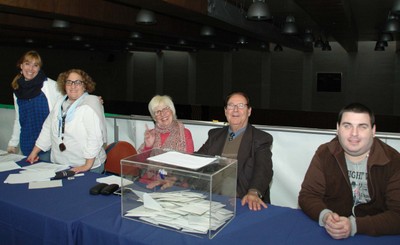 Miembros de una de las mesas electorales de la Delegación Territorial de Barcelona