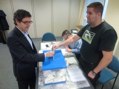 El delegado territorial en el País Vasco, Basilio San Gabriel, vota en Bilbao