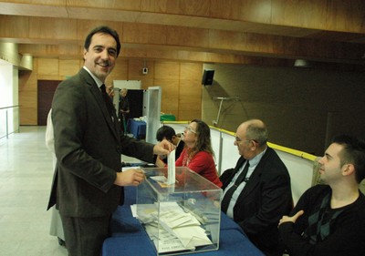 Enric Botí, presidente del Consejo Territorial de Cataluña, votando