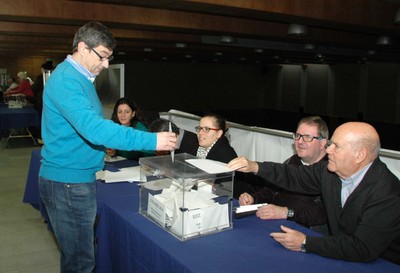 José Luis Pinto, secretario general de UP, votando en Barcelona