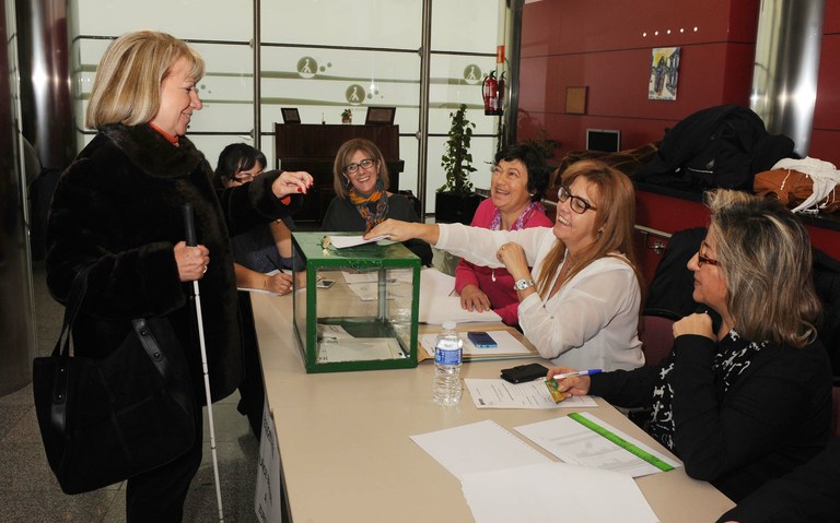 Una afiliada vota en una de las mesas de la Territorial de Madrid