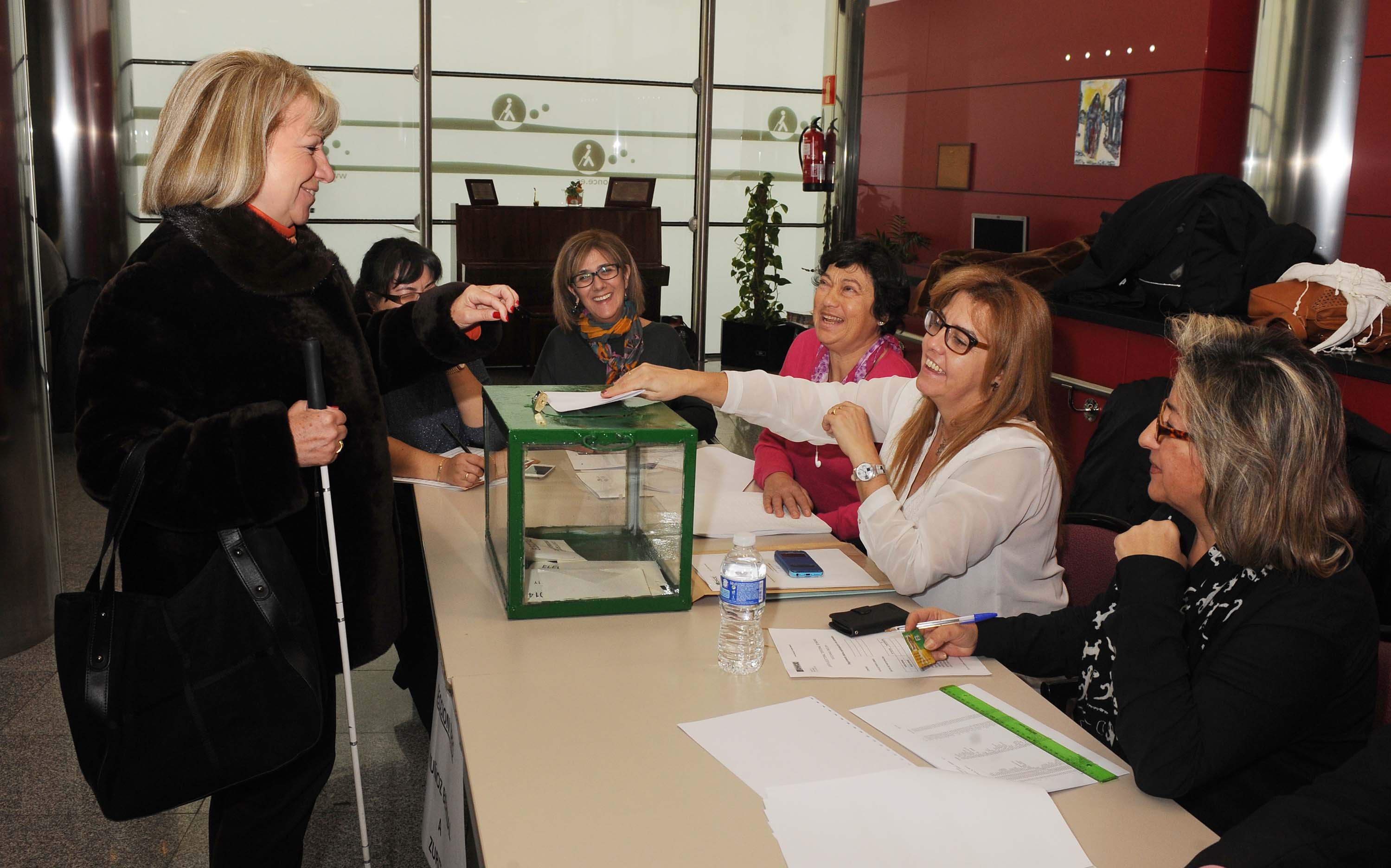 Una afiliada vota en una de las mesas de la Territorial de Madrid