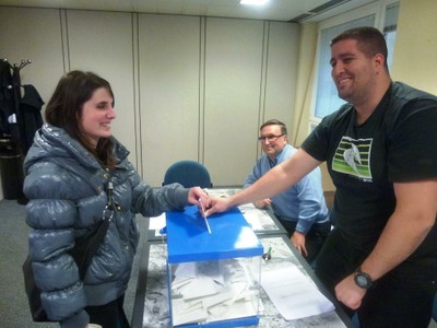 Una joven afiliada ejerce su derecho al voto en Bilbao