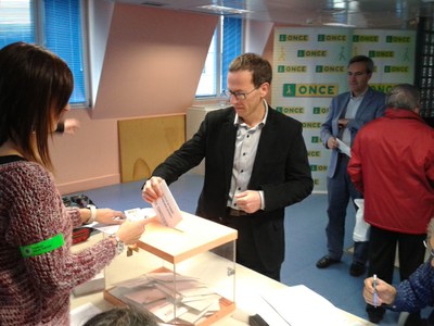 El director de ONCE en San Sebastián, Javier Domínguez, procede a votar 